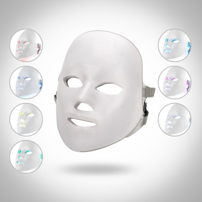 Máscara facial branca plástica com várias cores de iluminação em fundo branco