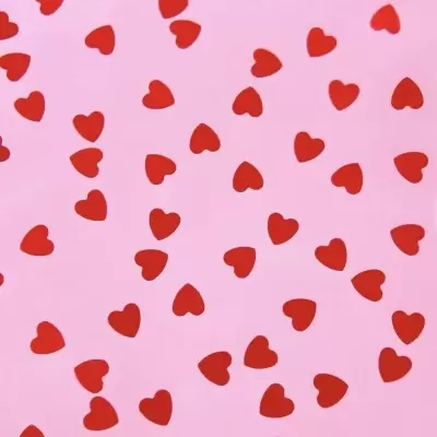 Padrão de corações vermelhos sobre fundo rosa