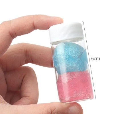 Frasco pequeno com gel azul e rosa e tampa branca