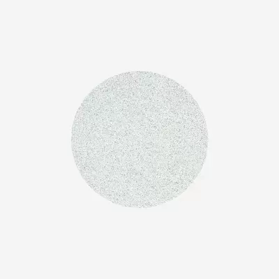 Prato redondo de cerâmica com padrão granuloso em tons de cinza claro, azul e bege.