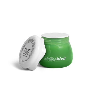 Frasco verde com tampa branca e texto chilly kiwi e LASHY