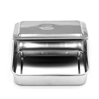 Caixa retangular em inox com tampa ligeiramente aberta