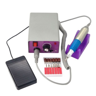Aparelho de manicure elétrico com unidade principal, caneta de manicure, pedal e cinco pontas variadas.