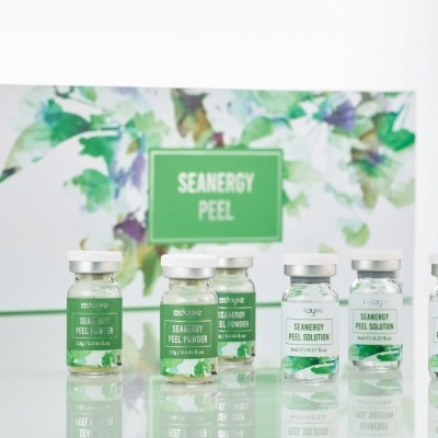 Frascos de cosméticos verdes e caixa SEANERGY PEEL