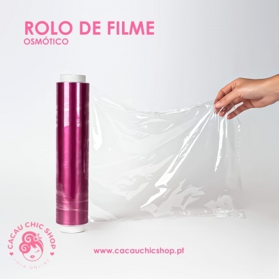 Rolo de filme plástico transparente com embalagem roxa e texto em rosa sobre fundo branco.