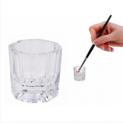 Copos de vidro transparentes usados para verniz de unhas, com textura facetada e tamanho pequeno para limpar pincel.