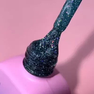 Pincel de verniz de unhas com glitter preto e colorido, frasco rosa, fundo rosa