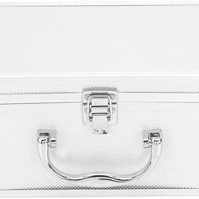 Mala branca retangular com fecho e pega metálicos prateados