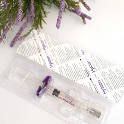 Seringa Hyaron em blister transparente com embalagem branca e flores violetas