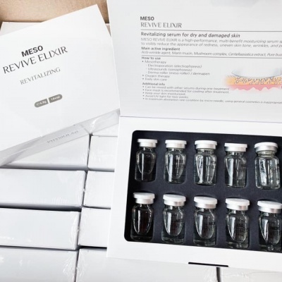 Caixa branca aberta com 10 frascos pequenos de sérum MESO REVIVE ELIXIR para pele seca e danificada