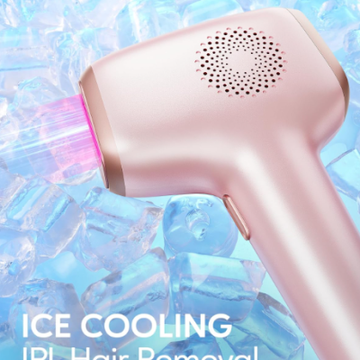 Dispositivo rosa claro para depilação IPL sobre gelo azul com texto ICE COOLING IPL Hair Removal