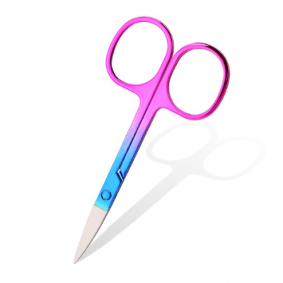 Tesoura pequena colorida com lâminas afiadas sobre fundo branco