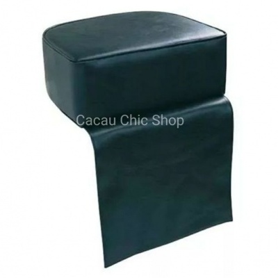 Pufe preto em couro sintético com extensão lisa sobre fundo branco