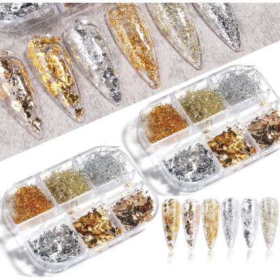 Folhas metálicas para decoração de unhas em caixa transparente com amostras de unhas postiças