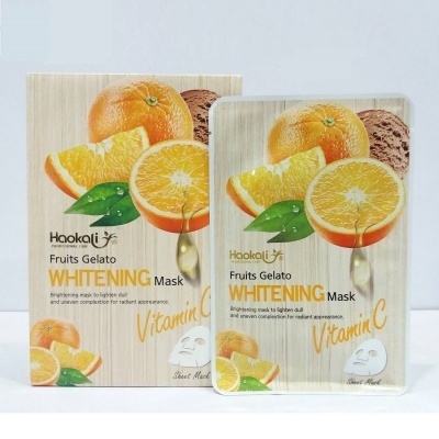 Máscara facial Haokali Fruits Gelato WHITENING com laranjas e fundo de madeira