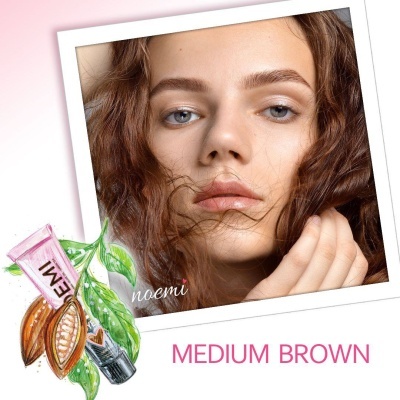 Mulher com cabelo castanho médio e pele lisa, ilustração de tubo rosa e folhas, texto noemi e MEDIUM BROWN