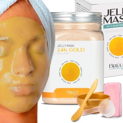 Rosto com máscara facial dourada e frasco da Jelly Mask 24K Gold com acessórios