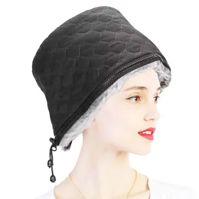 Chapéu preto acolchoado com padrão hexagonal e fecho ajustável