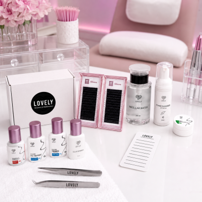 Kit de produtos de beleza Lovely para pestanas com frascos brancos e tampa rosa, pinças e caixa branca com logotipo preto