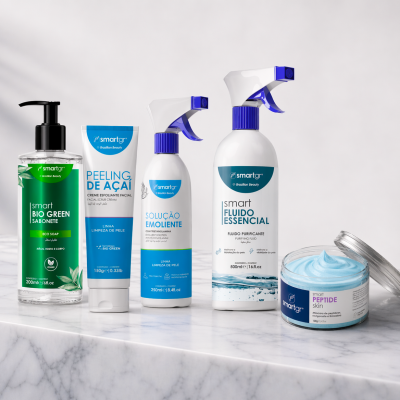 Produtos de beleza smartgr em embalagens brancas e verdes sobre superfície de mármore