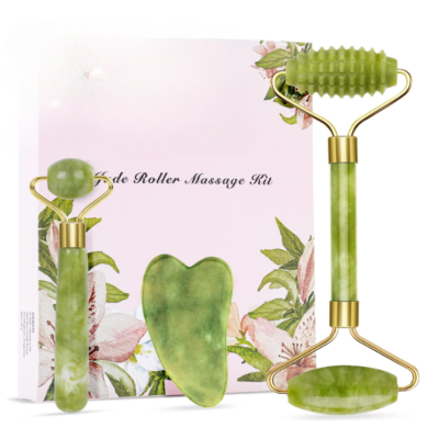 Kit de massagem facial com dois rolos de jade verdes e pedra de massagem em caixa floral