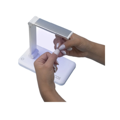 Luz LED branca para manicure com mãos a fazer a manicure