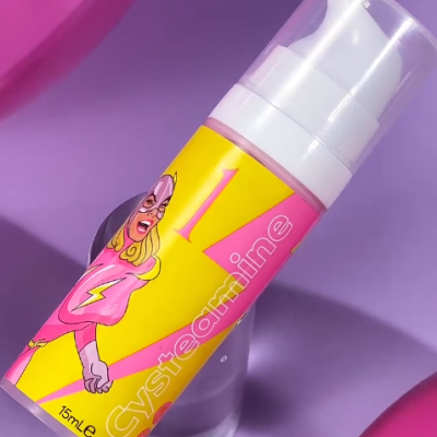 Frasco colorido de produto com ilustração de mulher em roupa rosa