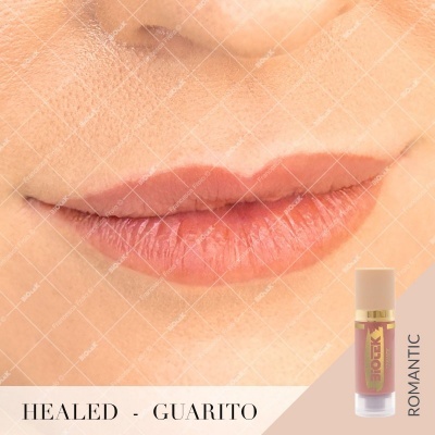 Lábios com batom rosa nude cremoso e frasco de batom pequeno