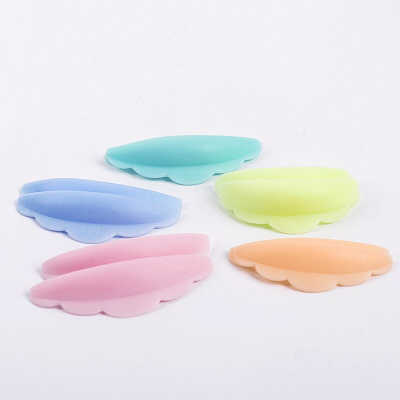 Cinco presilhas de cabelo coloridas em formato de concha sobre fundo branco