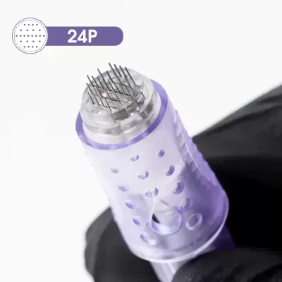 Ponta roxa translúcida com 24 agulhas metálicas, segurada por luva preta