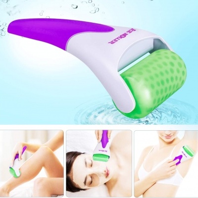 Rolo de massagem com pega roxa e rolo verde em uso no corpo humano