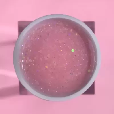 Recipiente com gel rosa glitter