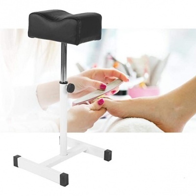 Apoio para pés com assento preto e estrutura branca usado numa sessão de pedicure