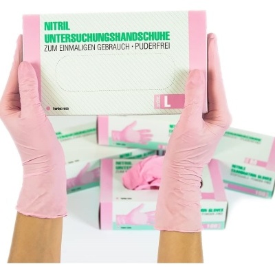 Luvas de nitrilo cor-de-rosa segurando uma caixa de luvas branca e cor-de-rosa com texto em alemão e tamanho L