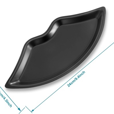 Prato preto em forma de lábio com fundo branco