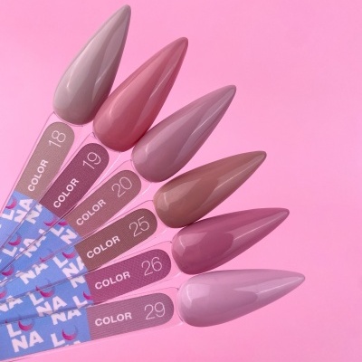 Mostruário de vernizes de unhas em tons rosas e neutros, com números de cor