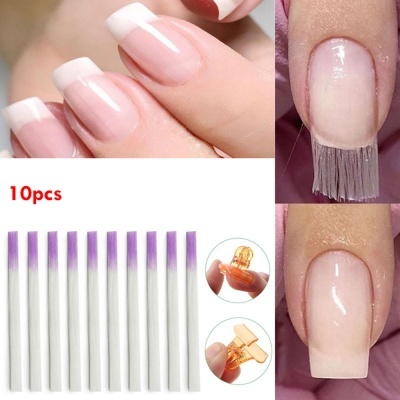 Unhas com manicure francesa e pincéis brancos com pontas roxas para unhas