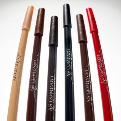 Seis lápis de olhos coloridos alinhados com tampas correspondentes e texto AS COMPANY na lateral