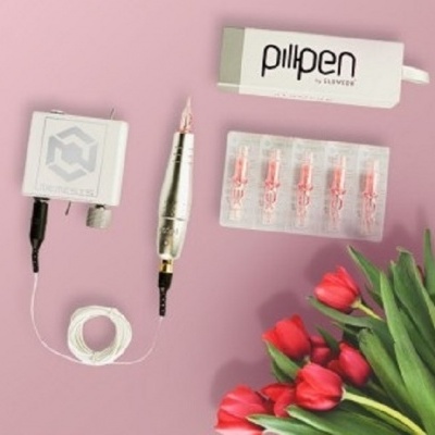 Equipamento branco e prateado para microblading com tulipas vermelhas