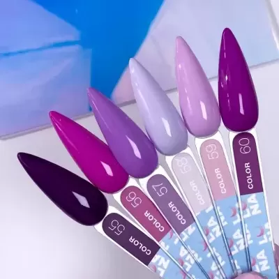 Amostras de verniz de unhas em tons de púrpura e lilás numeradas