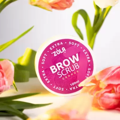 Recipiente de ZOLA Brow Scrub 100ml com tampa rosa e branco rodeado por flores