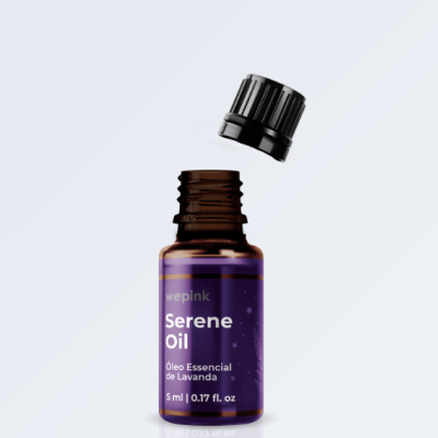 Frasco de óleo essencial com rótulo roxo e tampa preta suspensa