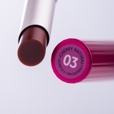 Baton castanho em embalagem metálica com tampa rosa fúcsia e etiqueta CHERRY NATURAL 03.