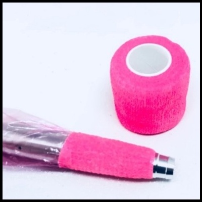 Pulseira elástica adesiva rosa sobre fundo branco