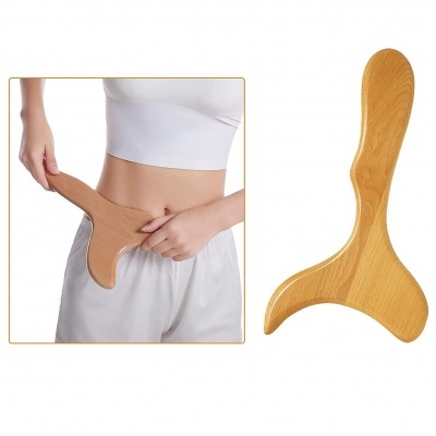 Ferramenta de massagem em madeira clara com formato ergonómico