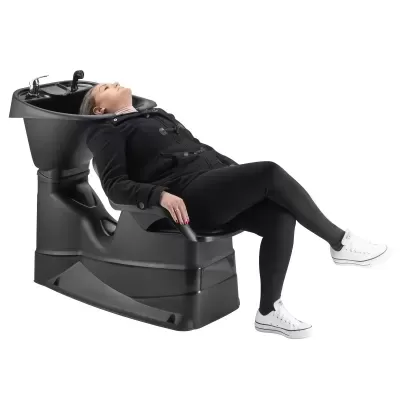 Lavatório de cabelo preto com mulher a lavar cabelo