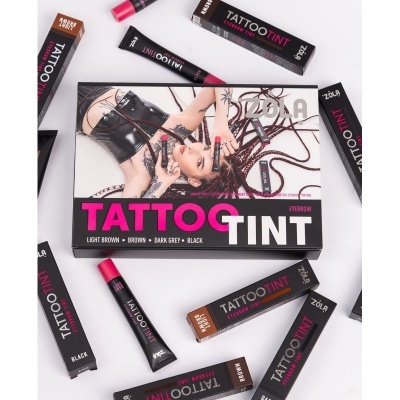 Embalagem e tubos de tinta para sobrancelhas Tattoo Tint da ZOLA com imagem da mulher tatuada na capa