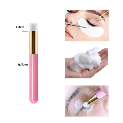 Escova rosa com cerdas brancas para aplicação de produto em olhos com proteção adesiva