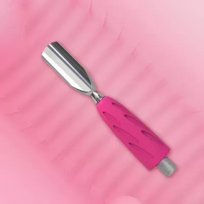 Colher de sorvete com cabo rosa sobre fundo rosa