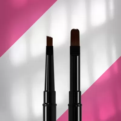 Dois pincéis de maquilhagem pretos com cerdas castanhas sobre fundo branco e rosa